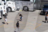 EXKLUSIV - Justin Bieber skated vor seinem Tour-Tross in Glendale