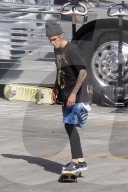 EXKLUSIV - Justin Bieber skated vor seinem Tour-Tross in Glendale
