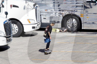 EXKLUSIV - Justin Bieber skated vor seinem Tour-Tross in Glendale