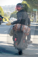 EXKLUSIV - David Beckham mit dem Töff und Gepäck unterwegs