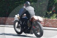 EXKLUSIV - David Beckham mit dem Töff und Gepäck unterwegs