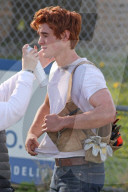 EXKLUSIV - KJ Apa bei Dreharbeiten zu 'Riverdale'