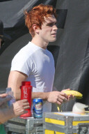 EXKLUSIV - KJ Apa bei Dreharbeiten zu 'Riverdale'