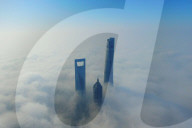 FEATURE - Wolkenkratzer ragen aus dem Nebel in Shanghai