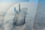 FEATURE - Wolkenkratzer ragen aus dem Nebel in Shanghai