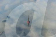 FEATURE - Wolkenkratzer ragen aus dem Nebel in Shanghai