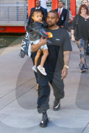 PEOPLE - Die Kardashian's gehen ins Museum