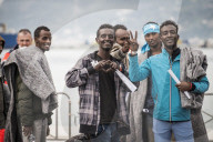 NEWS - Italien: Flüchtlinge sind in Salerno angekommen