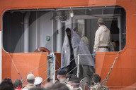 NEWS - Italien: Flüchtlinge sind in Salerno angekommen