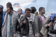 NEWS - Italien: Flüchtlinge sind in Salerno angekommen