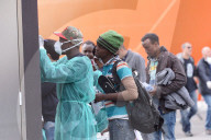 NEWS - Italien: Flüchtlinge sind in Salerno angekommen