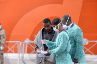 NEWS - Italien: Flüchtlinge sind in Salerno angekommen