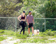 EXKLUSIV - Shia LaBeouf fŸhrt seine Bulldogge Brando Gassi