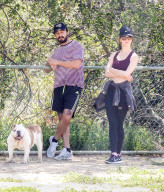 EXKLUSIV - Shia LaBeouf fŸhrt seine Bulldogge Brando Gassi