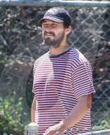 EXKLUSIV - Shia LaBeouf fŸhrt seine Bulldogge Brando Gassi