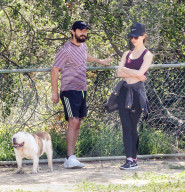 EXKLUSIV - Shia LaBeouf fŸhrt seine Bulldogge Brando Gassi