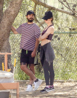 EXKLUSIV - Shia LaBeouf fŸhrt seine Bulldogge Brando Gassi