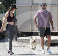 EXKLUSIV - Shia LaBeouf fŸhrt seine Bulldogge Brando Gassi