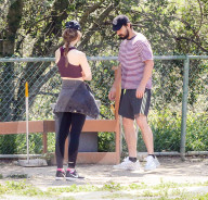 EXKLUSIV - Shia LaBeouf fŸhrt seine Bulldogge Brando Gassi