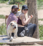 EXKLUSIV - Shia LaBeouf fŸhrt seine Bulldogge Brando Gassi