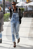 PEOPLE - Model Jasmine Tookes im Denim-Look in Beverly Hills unterwegs