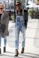 PEOPLE - Model Jasmine Tookes im Denim-Look in Beverly Hills unterwegs