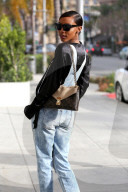 PEOPLE - Model Jasmine Tookes im Denim-Look in Beverly Hills unterwegs