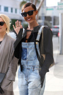 PEOPLE - Model Jasmine Tookes im Denim-Look in Beverly Hills unterwegs