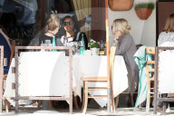 PEOPLE - Model Jasmine Tookes im Denim-Look in Beverly Hills unterwegs