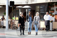PEOPLE - Model Jasmine Tookes im Denim-Look in Beverly Hills unterwegs