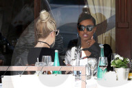 PEOPLE - Model Jasmine Tookes im Denim-Look in Beverly Hills unterwegs