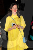 PEOPLE - Sophie Ellis Bextor im sonnengelben Kleid in Mayfair unterwegs