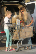 PEOPLE - Denise Richards bummelt mit den Kids in Malibu