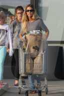PEOPLE - Denise Richards bummelt mit den Kids in Malibu