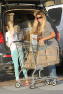 PEOPLE - Denise Richards bummelt mit den Kids in Malibu