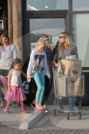 PEOPLE - Denise Richards bummelt mit den Kids in Malibu