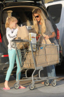 PEOPLE - Denise Richards bummelt mit den Kids in Malibu