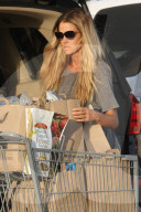 PEOPLE - Denise Richards bummelt mit den Kids in Malibu