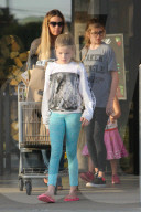 PEOPLE - Denise Richards bummelt mit den Kids in Malibu