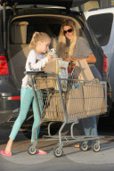 PEOPLE - Denise Richards bummelt mit den Kids in Malibu
