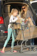 PEOPLE - Denise Richards bummelt mit den Kids in Malibu