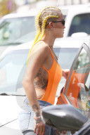 EXKLUSIV - Rita Ora mit gelben Zöpfen und ohne BH unterwegs