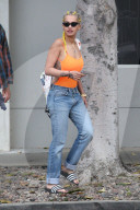EXKLUSIV - Rita Ora mit gelben Zöpfen und ohne BH unterwegs