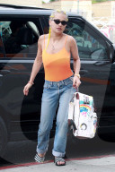 EXKLUSIV - Rita Ora mit gelben Zöpfen und ohne BH unterwegs