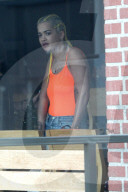 EXKLUSIV - Rita Ora mit gelben Zöpfen und ohne BH unterwegs