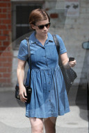 PEOPLE - Kate Mara im Denim-Look unterwegs