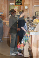 PEOPLE - Eddie Murphy und seine schwangere Freundin Paige brauchen Kaffee