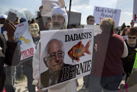 NEWS - US Wahlen: Das Volk demonstriert "Pro & Kontra" Trump