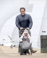 EXKLUSIV - Prinzessin Madeleine spaziert mit Mann und ihren Kindern im Park in London