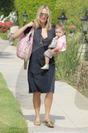 PEOPLE - Molly Sims auch als Mutter sehr stylish unterwegs